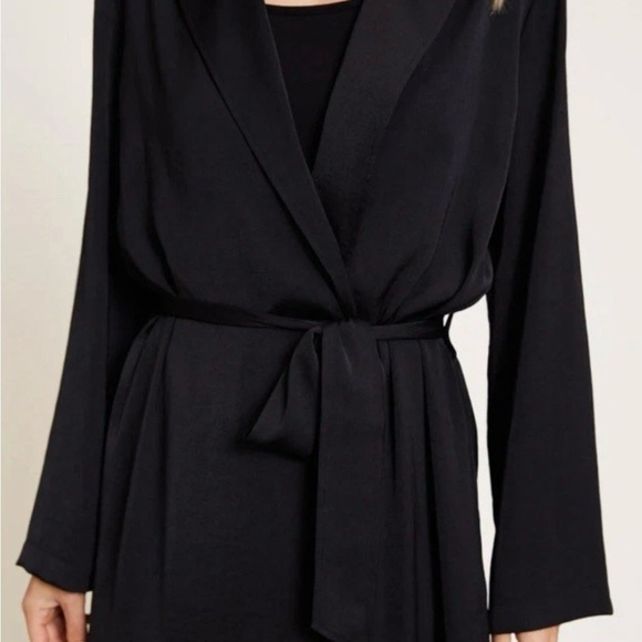 NEW Barefoot Dreams Black Collared Robe Size Large Washed Satin $198 NWT - Picture 6 of 14